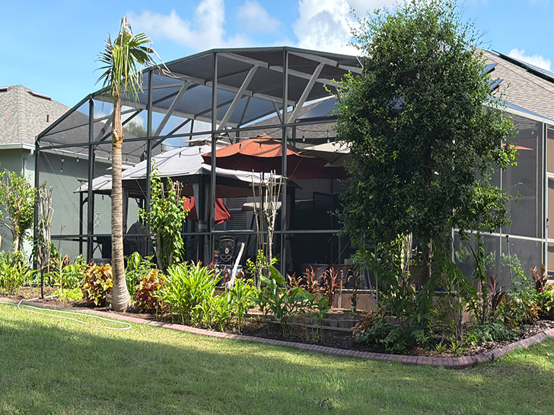 Screen enclosure with several umbrellas to block the sun in Clermont